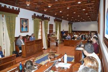 El periodista teldense Gaumet Florido leyó este jueves en el Pleno municipal el Manifiesto Institucional por el Día Internacional de las Mujeres (Foto TA y Francisco J. Santana)